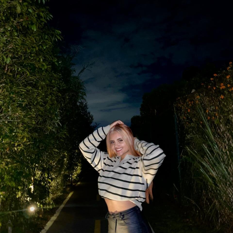 ari_white8