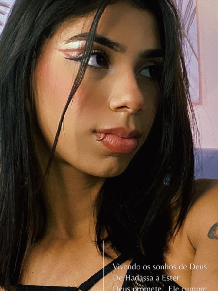 brunette_adams11