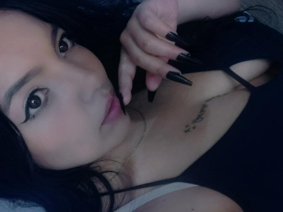loren_tits24