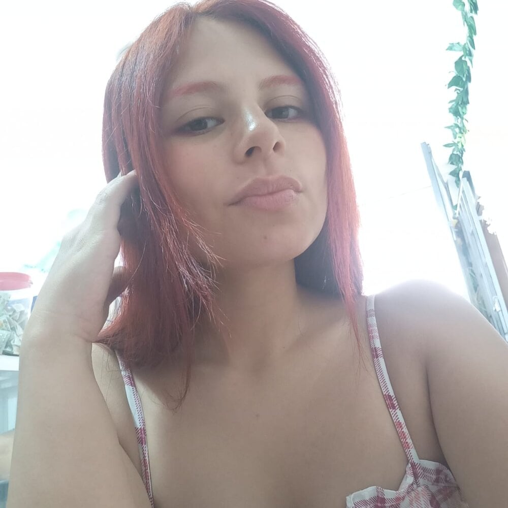 zoe_white69